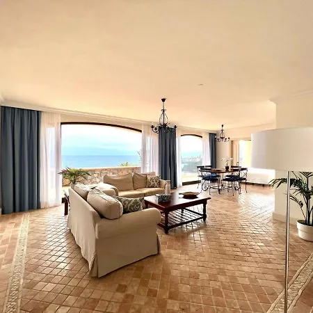 Three Bedroom With Sea View,near The Beach, Heated Pool Y Free Wifi In All Common Areas